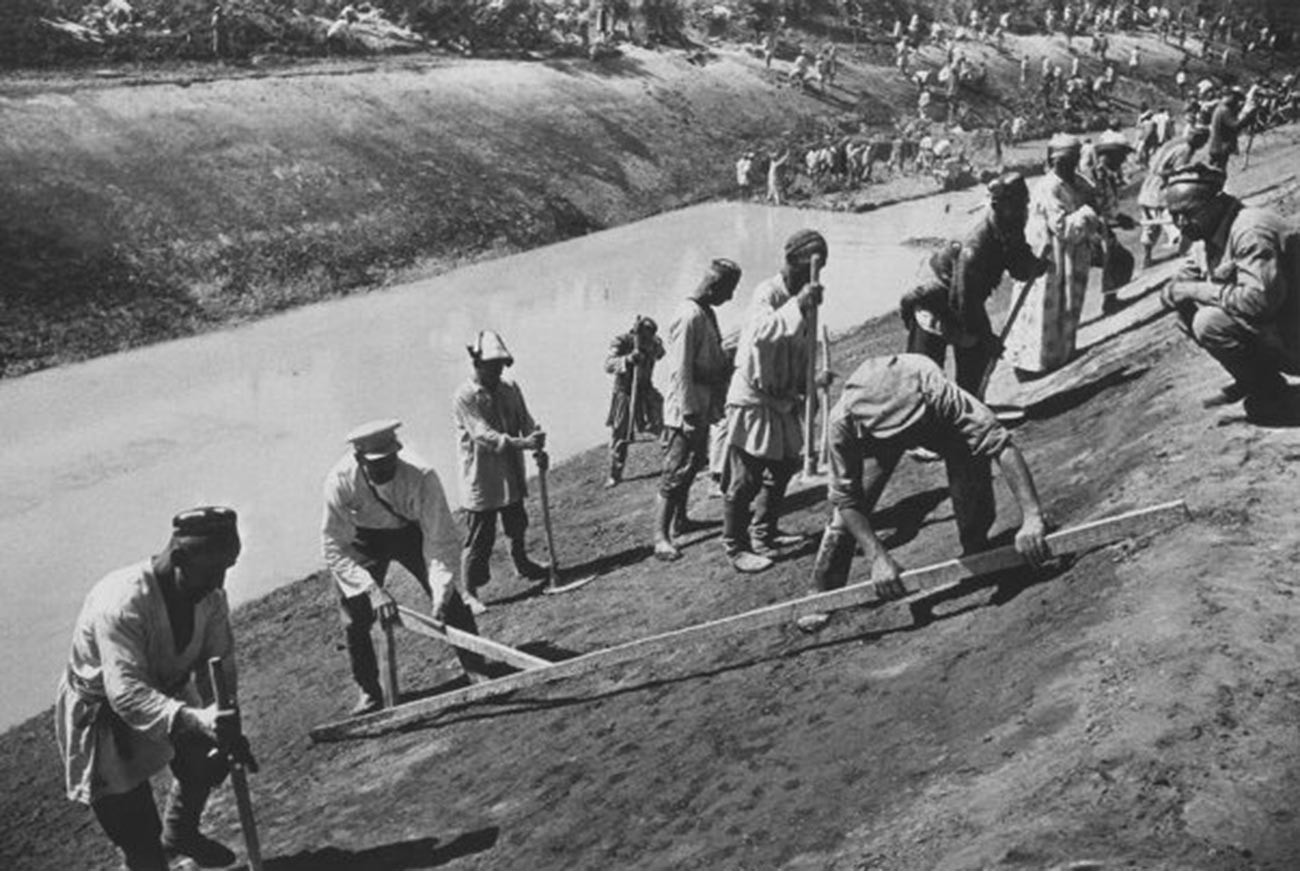 Obras de construcción del Gran Canal de Fergana, que recibiría el nombre de Stalin. El canal de 350 km permitió regar más de 500.000 hectáreas de tierra en las repúblicas uzbeka, kirguisa y tayika; 1939.