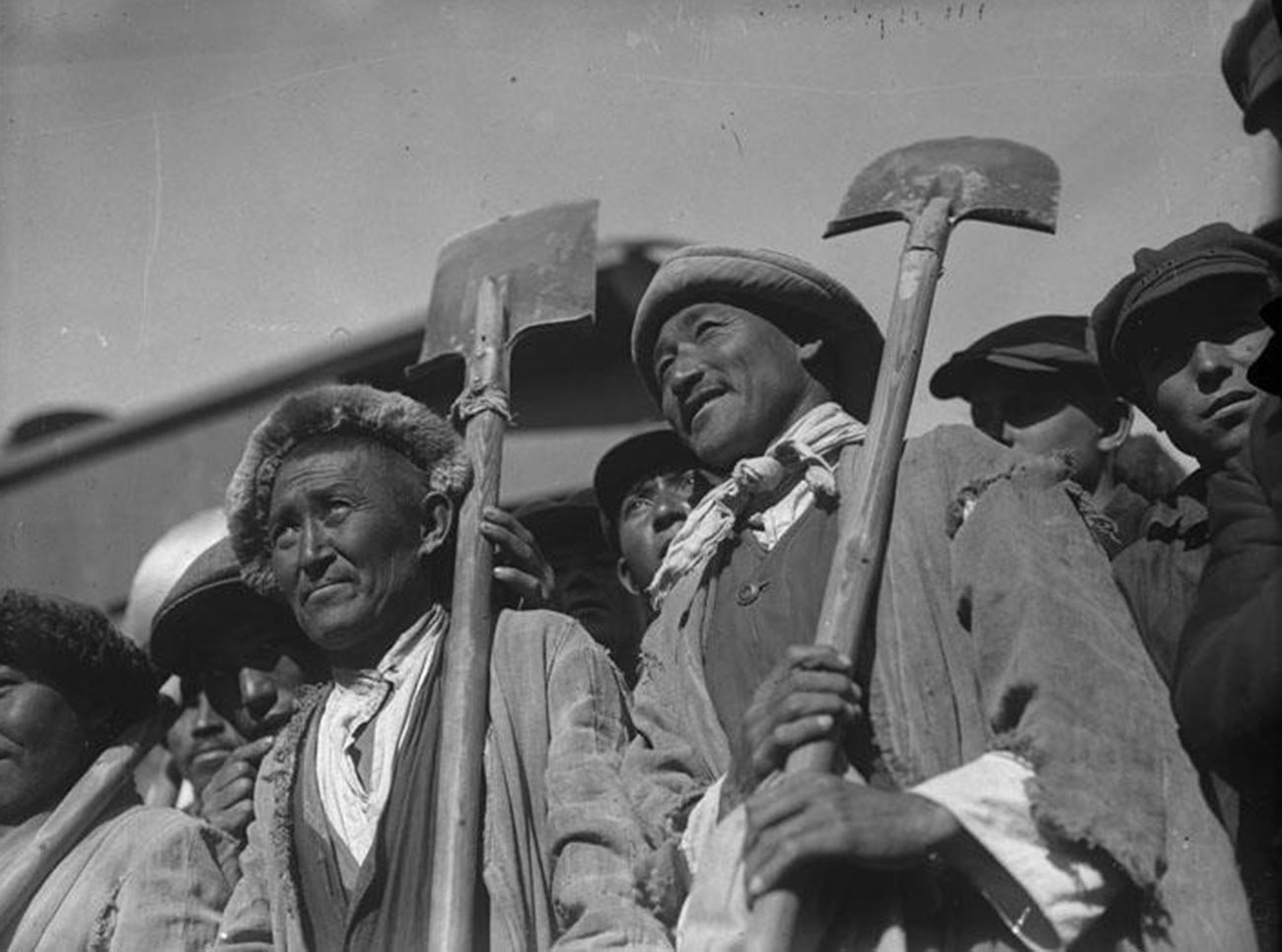 Constructores kazajos de TURKSIB, uno de los principales proyectos de construcción del primer plan quinquenal de industrialización de Stalin. El ferrocarril conectó Siberia con las repúblicas kazajas y kirguisas; 1930.