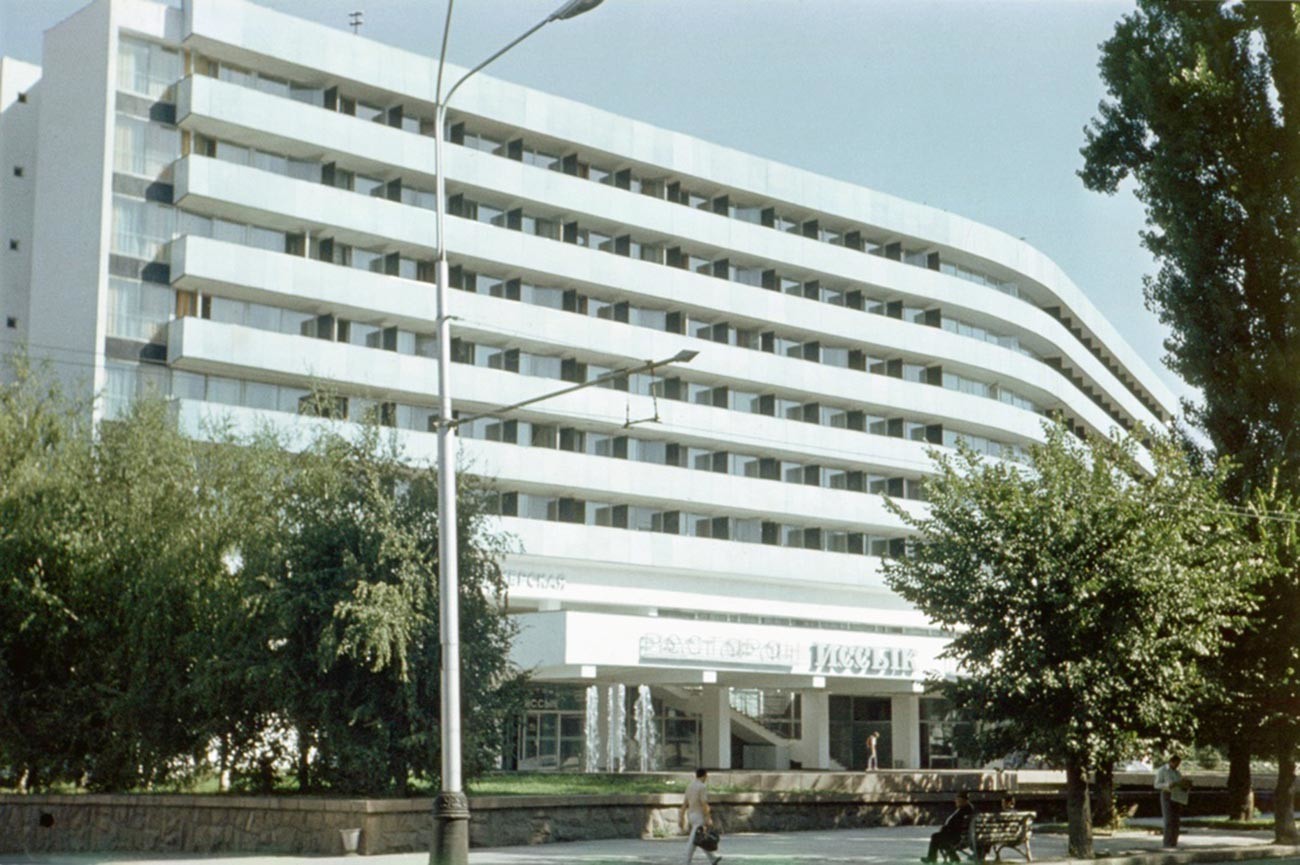Un hotel en Alma-Ata, RSS de Kazajstán; 1978.