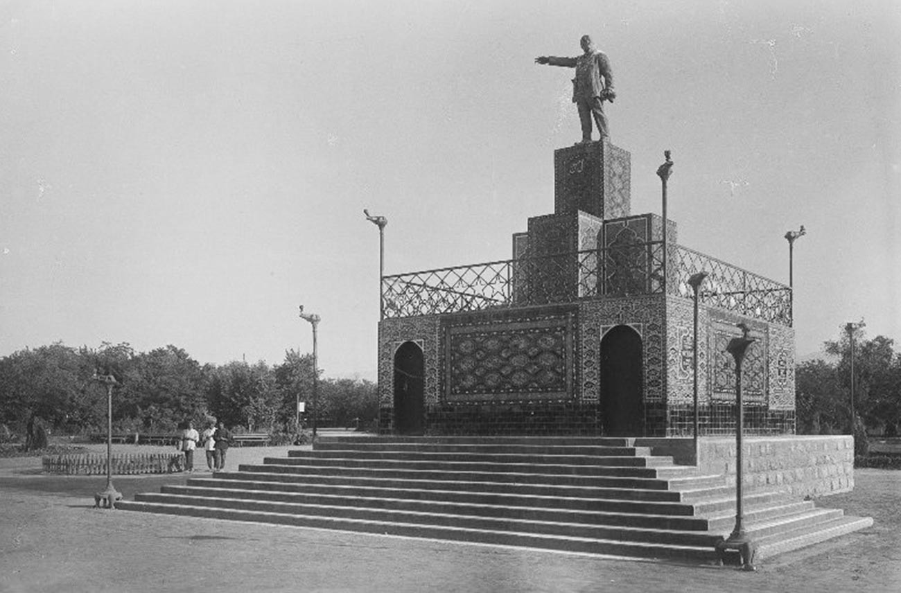 Un monumento a Vladímir Lenin en Ashkhabad, RSS de Turkmenistán; años 30.