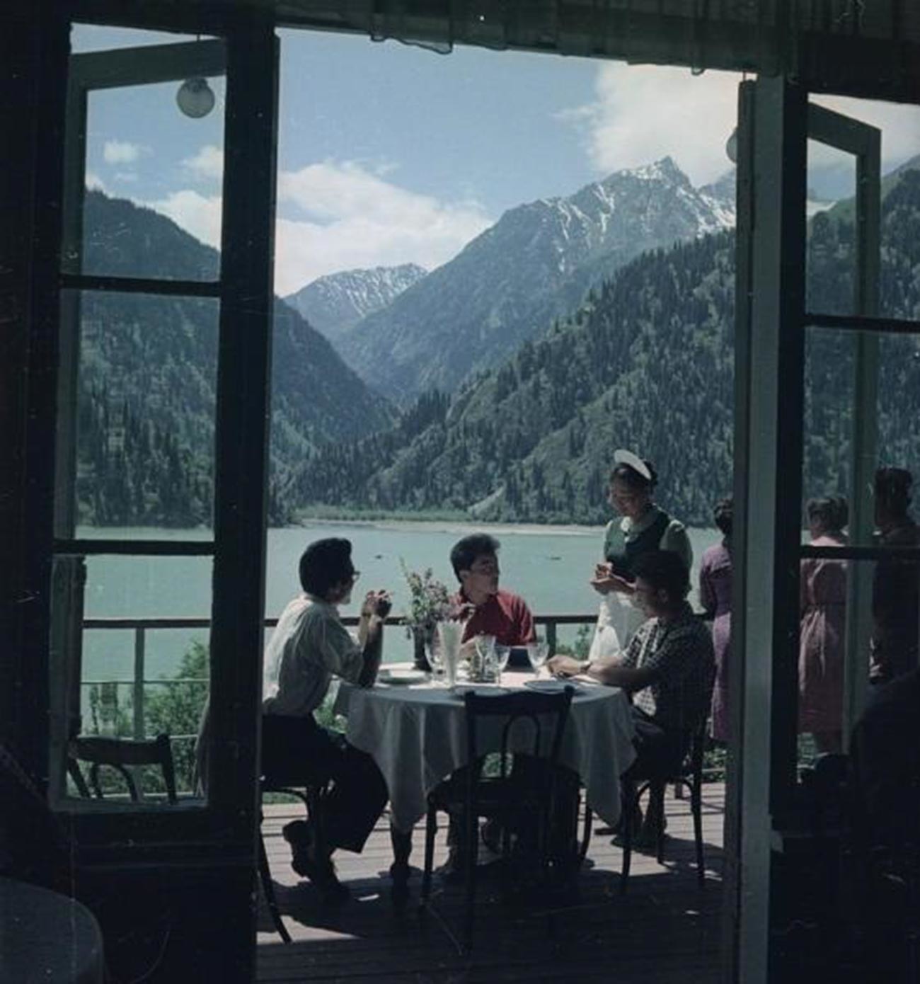 En el balcón de un restaurante, lago Isik, RSS de Kazajistán; 1961.