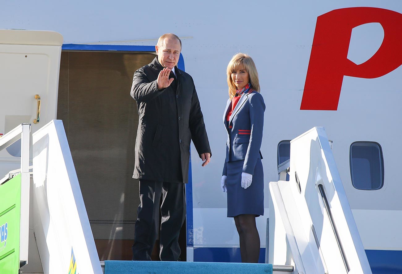 Putin embarcando no avião presencial após participar da cúpula Tripartida Turquia-Rússia-Irã, em Ancara, em abril de 2018
