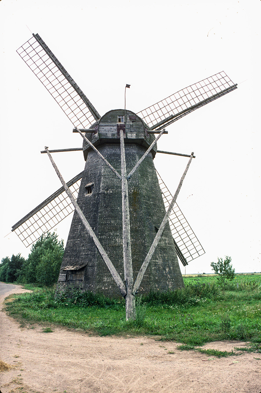 Seltso (Novgorod Region). Tower windmill, back view. August 11, 1994