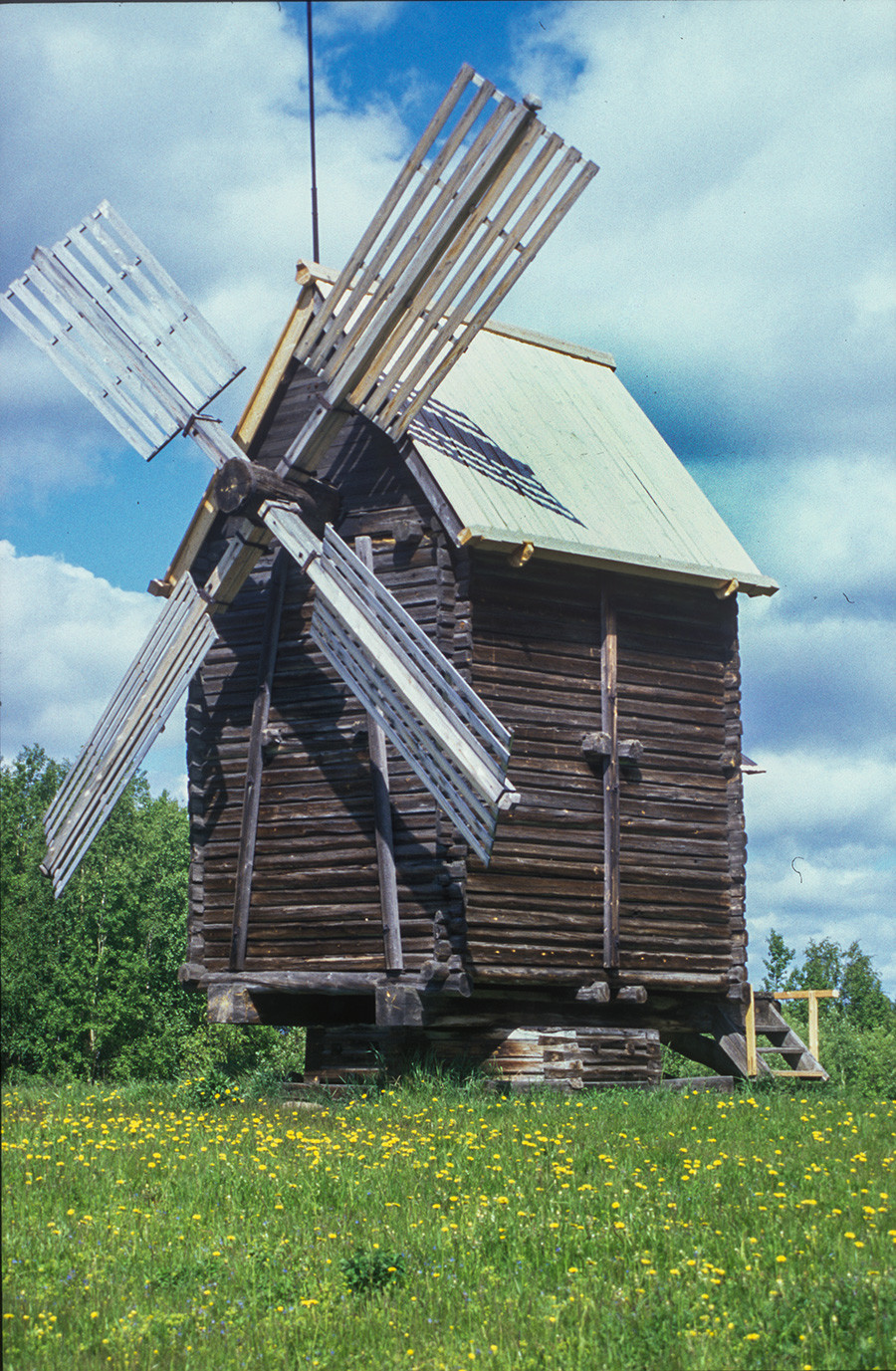 Malye Korely Museum. Post windmill originally at Kalgachikha village. Mill structure turns on low base. June 23, 2003