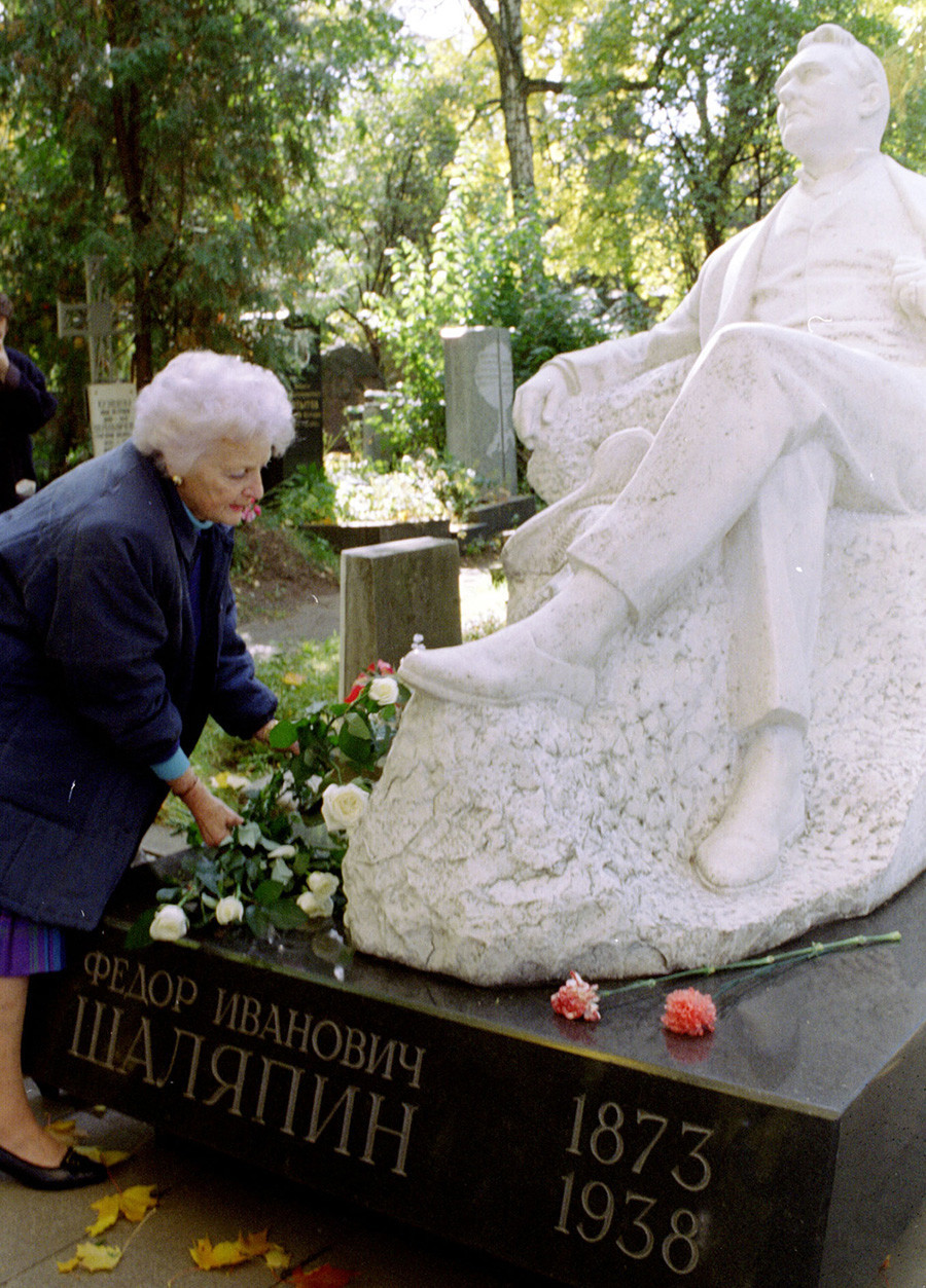 Marina Shalyapina davanti alla tomba di suo padre.