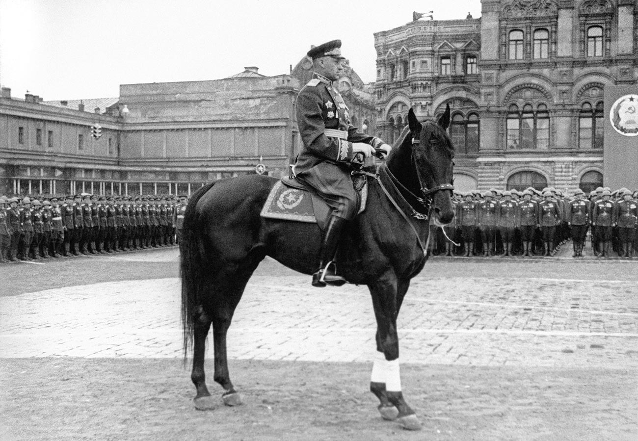 Konstantin Rokossovsky befehligt die Siegesparade auf dem Roten Platz in Moskau, 1945.
