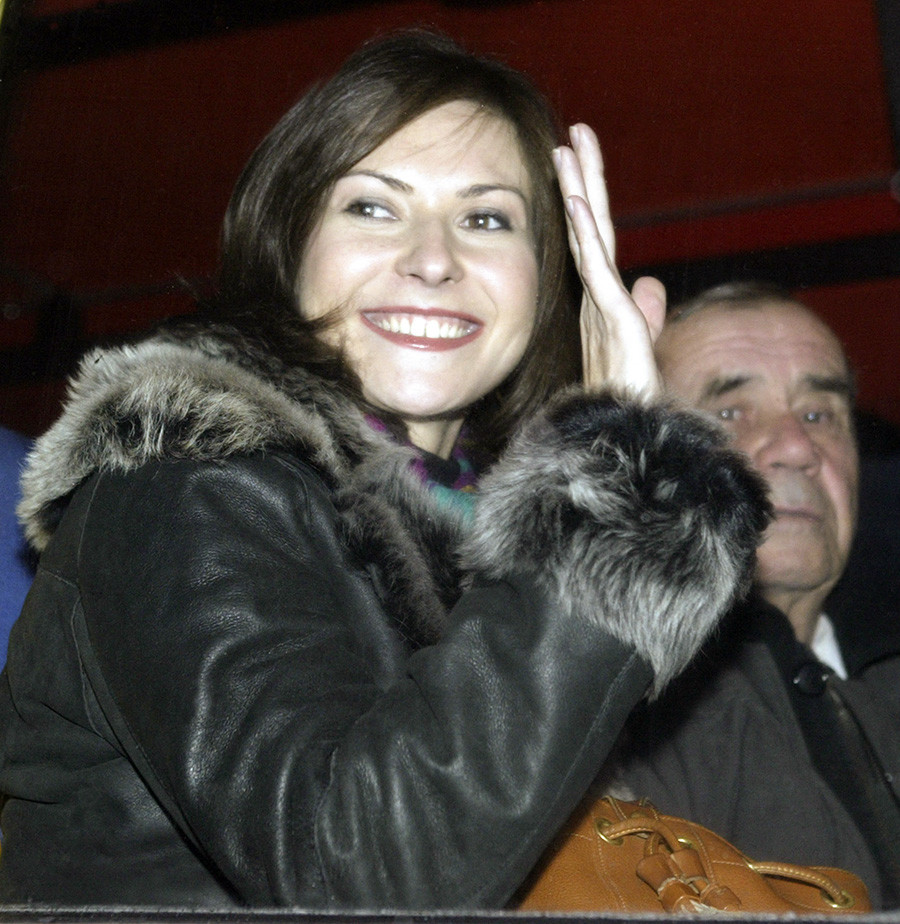 Ekaterina Dmitriev waits for the arrival of the crew of Soyuz TMA-2 capsule with Yuri Malenchenko