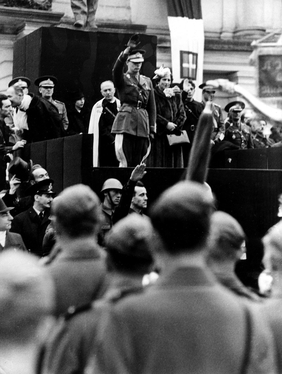 König von Rumänien 1927-1930sowie 1940-1947der König begrüsst am Tag der Legionärevon Jassy eine Abordnung der Hitler-Jugend ( HJ )- 1940.