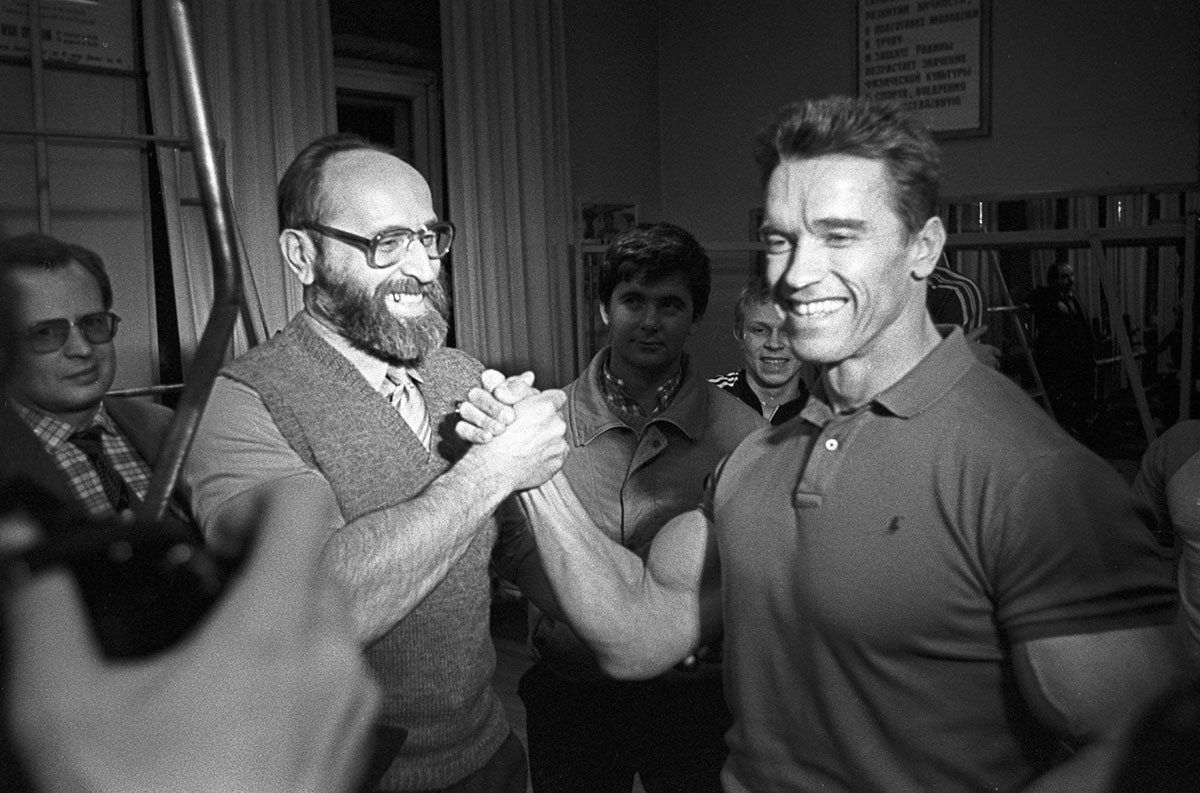 Arnold Schwarzenegger meets his idol Yuri Vlasov at the Moscow athletics sports club, 1988
