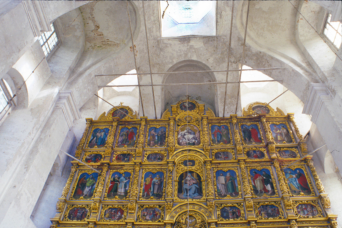 Cathedral of the Presentation. Upper tiers of icon screen & ceiling vaults. June 26, 1999