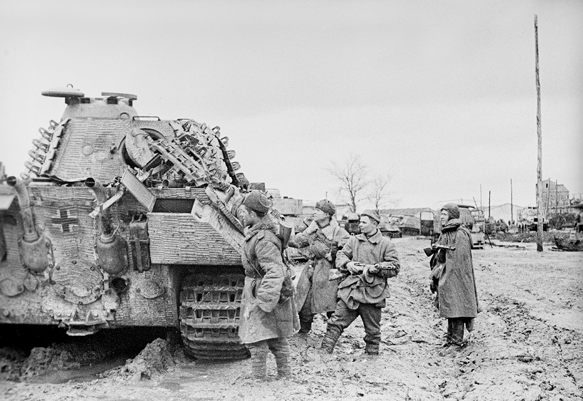 L'offensiva Korsun-Shevchenko. I soldati del 2° Fronte Ucraino esaminano l'equipaggiamento di Hitler catturato in battaglia