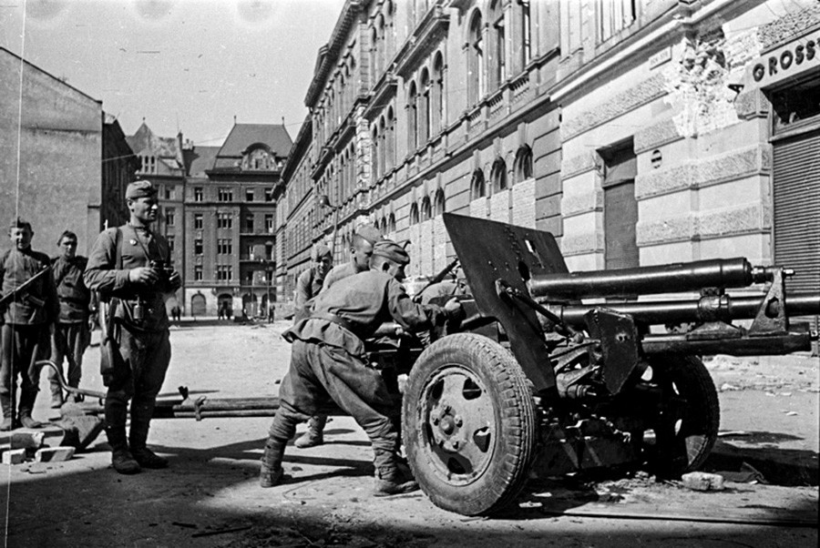 L'esercito sovietico nelle strade di Lvov
