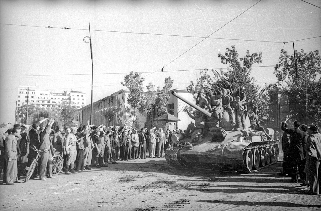 Carri armati sovietici per le strade di Bucarest