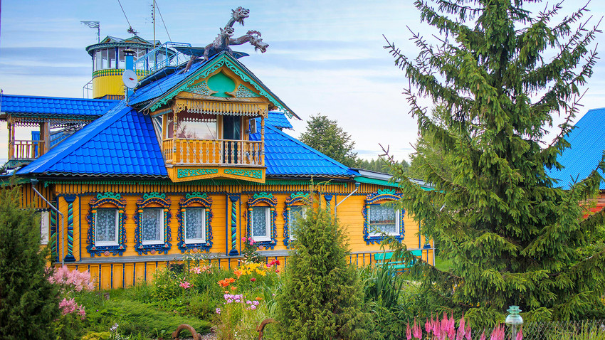 Fairytale houses in Russian villages (PHOTOS) - Vimarsana News
