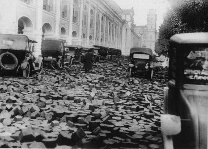 Holzsteinpflaster in St. Petersburg nach der Flut von 1924.