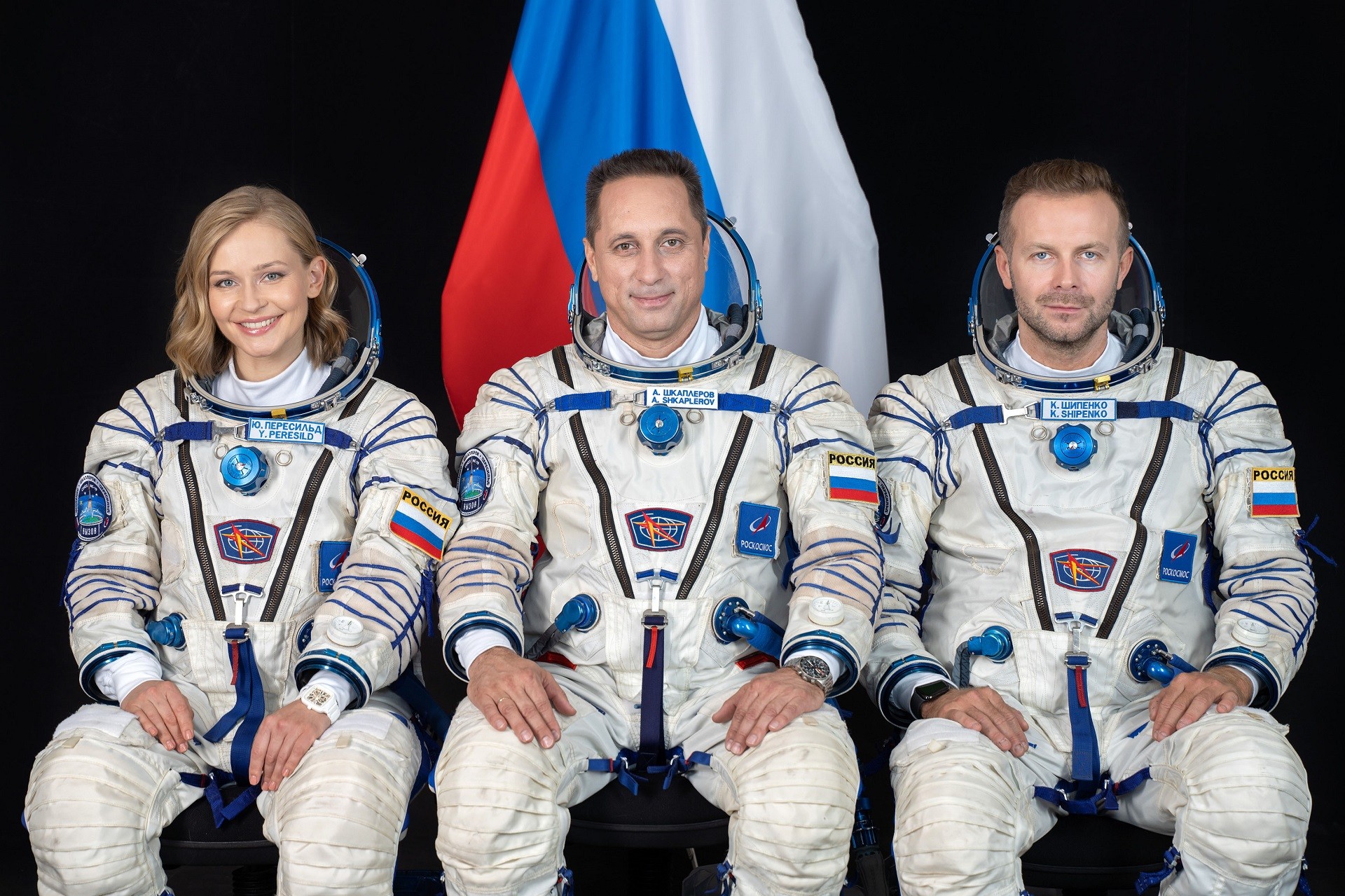 Iúlia Peresild, Anton Chkaplerov e Klim Chipenko em retratado tirado no Centro de  Treinamento de Cosmonautas Gagárin, na Rússia