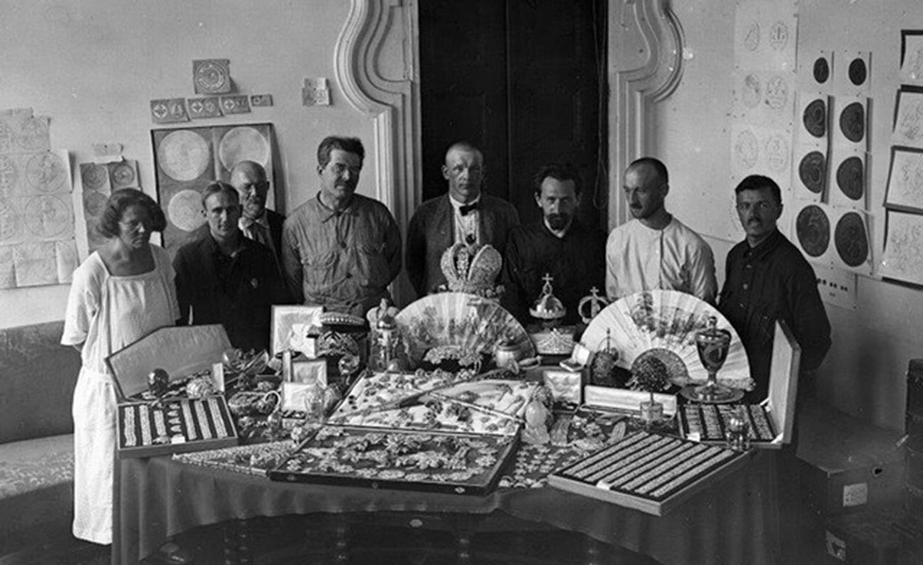 Dipendenti del Gokhran (il ‘Tesoro di Stato”) con i gioielli della corona russa. Mosca, 1923
