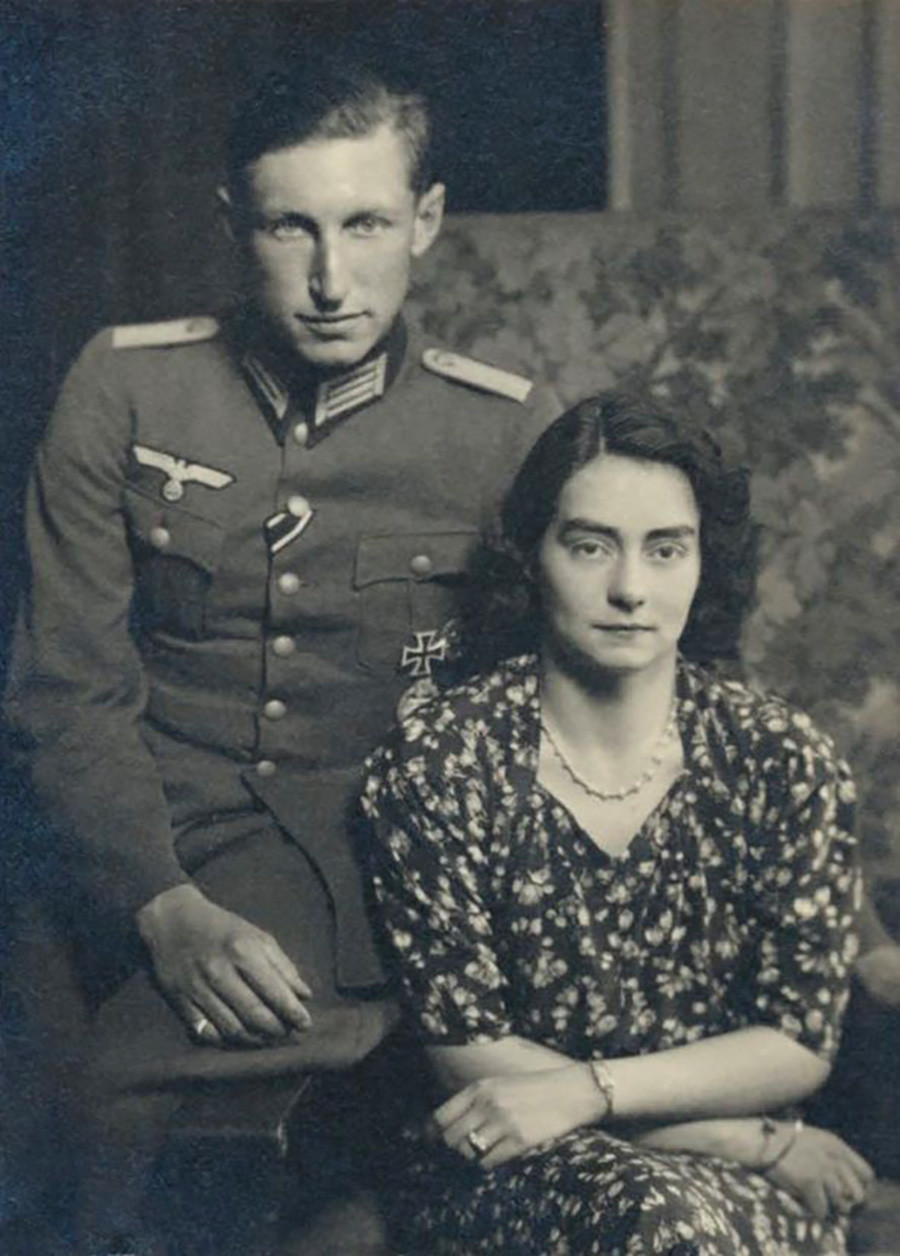 Pangeran Karl Franz dari Prusia (mengenakan seragam Nazi yang dihiasi dengan Salib Besi) dan Putri Henriette von Schönaich-Carolath.