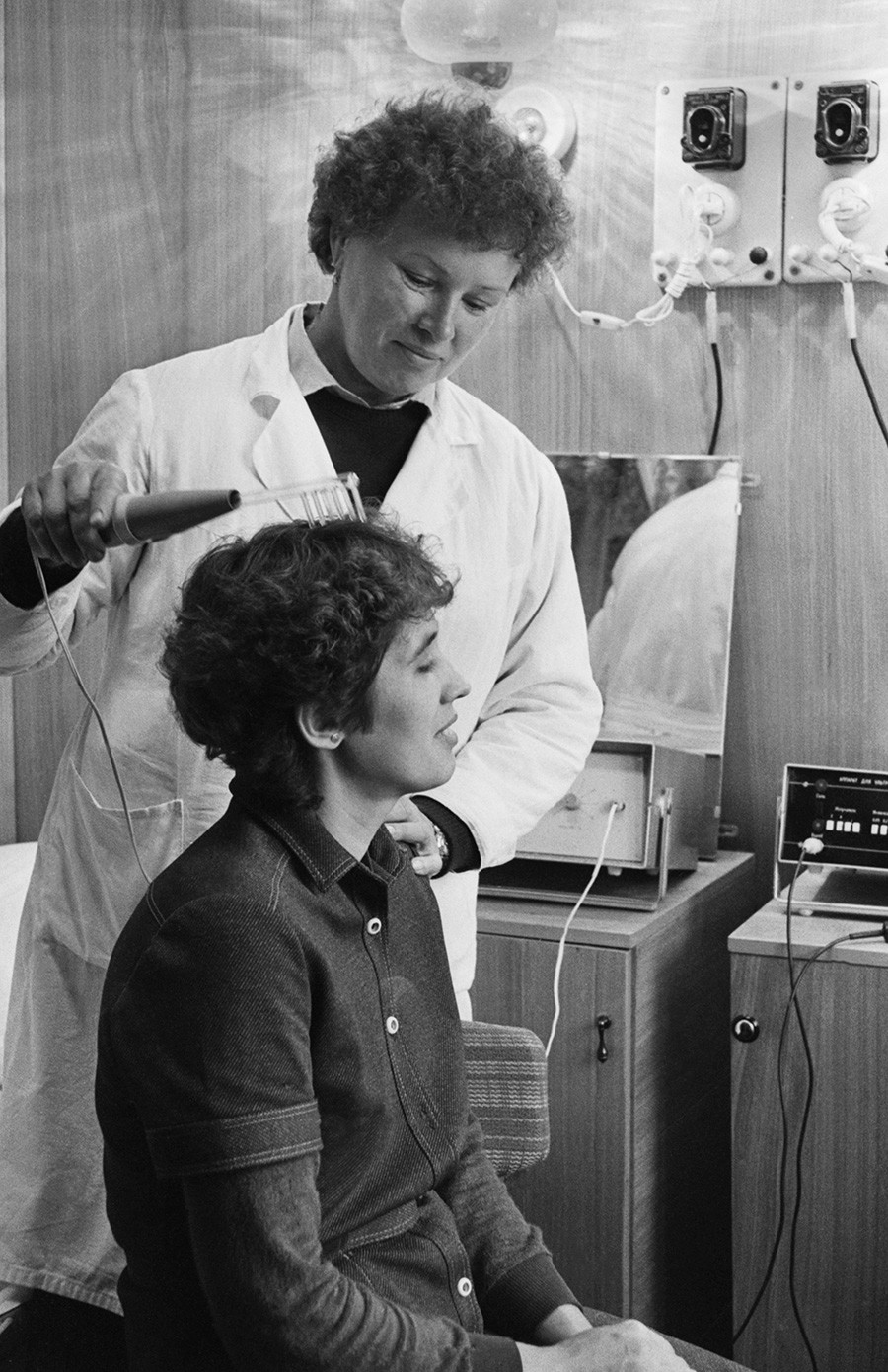 Employee of Bakharevka furniture factory of enterprise Permmebel in the physiotherapy room of the complex of household services, Perm, 1988.