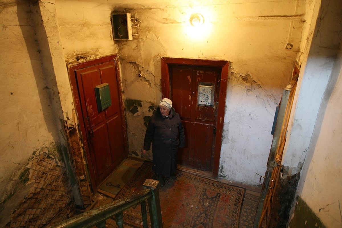 Porta de madeira frágil em Novosibirsk
