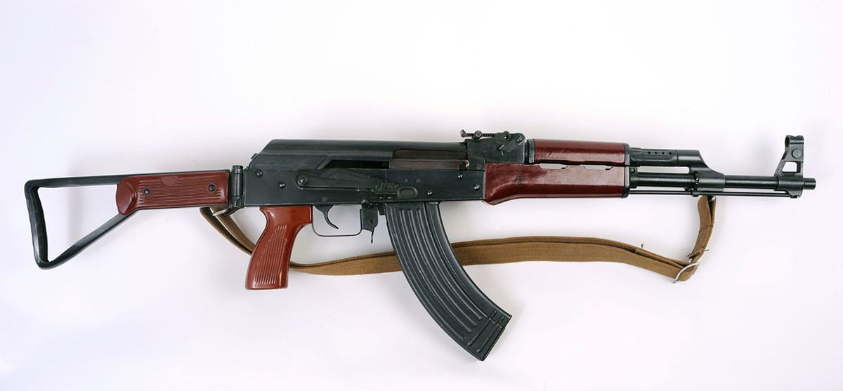 Fuzil de assalto chinês 56-2, baseado em modelo Kalashnikov


