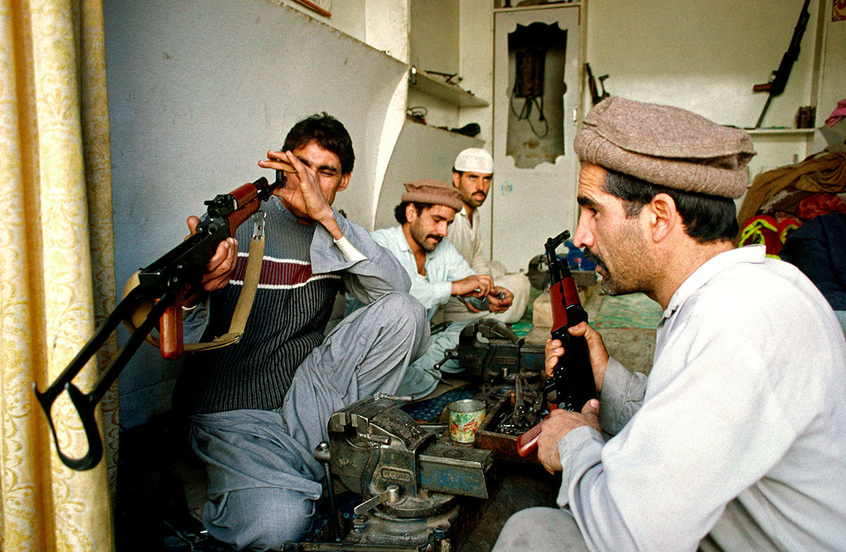 Inspeção de AK-47 no Paquistão