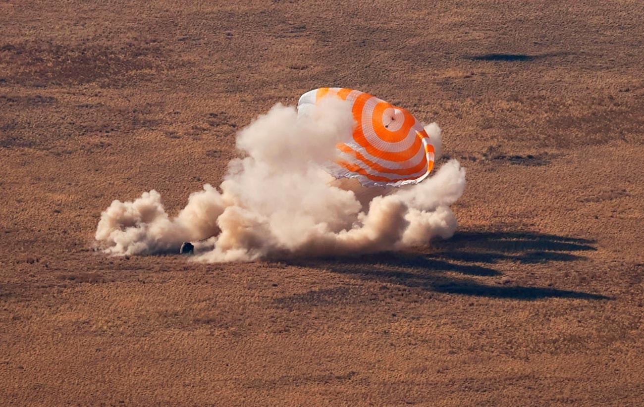 Módulo de pouso da espaçonave de transporte tripulada Soyuz MS-18 durante a aterrissagem na estepe a sudeste da cidade de Jezkazgan
