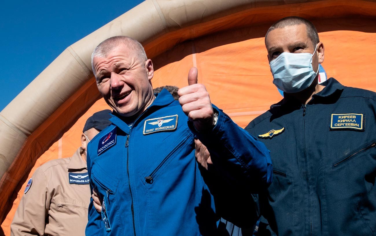 Cosmonauta Oleg Novitski (à esquerda) após aterrissagem