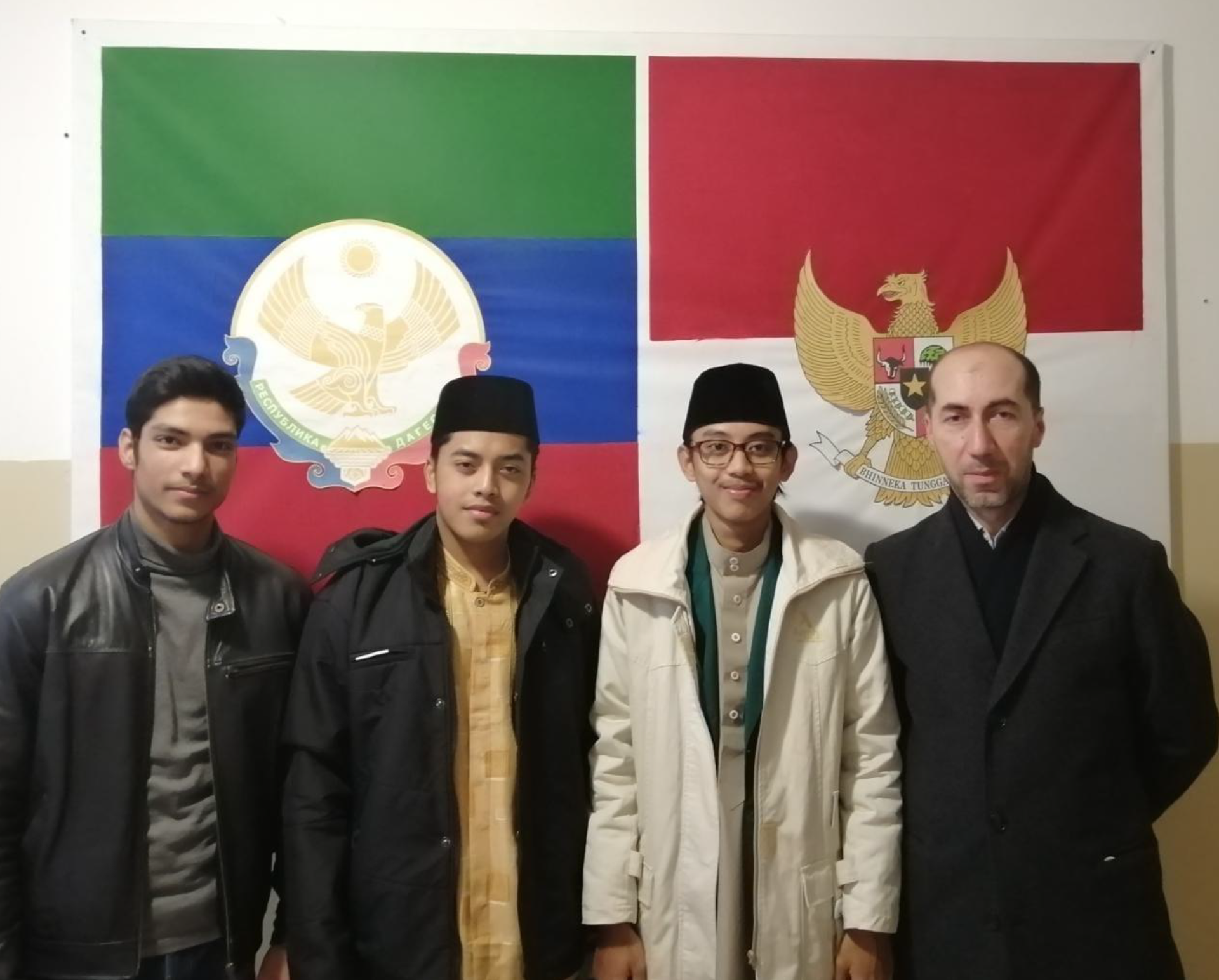Bersama mahasiswa dari UIKA Bogor Evan Edo Prasetya, Muhammad Rafdi Huzaifi, dan Muhammad Atif dari India, di Pusat Studi Nusantara Universitas Pedagogi Kemanusiaan.
