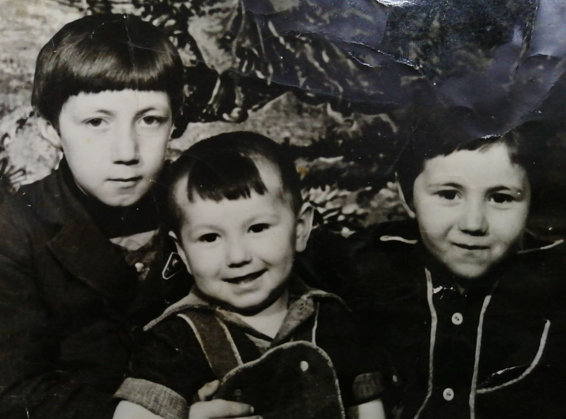 Saya (kiri) bersama dua adik adik saat berusia tujuh tahun.