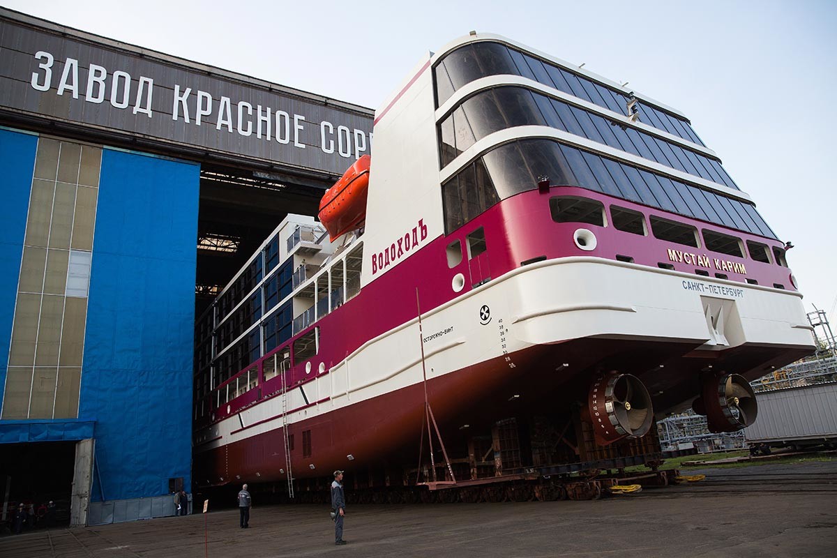 Das Flusskreuzfahrtschiff „Mustai Karim“ im Werk  „Krasnoje Sormowo“ in Nischni Nowgorod, 2019.