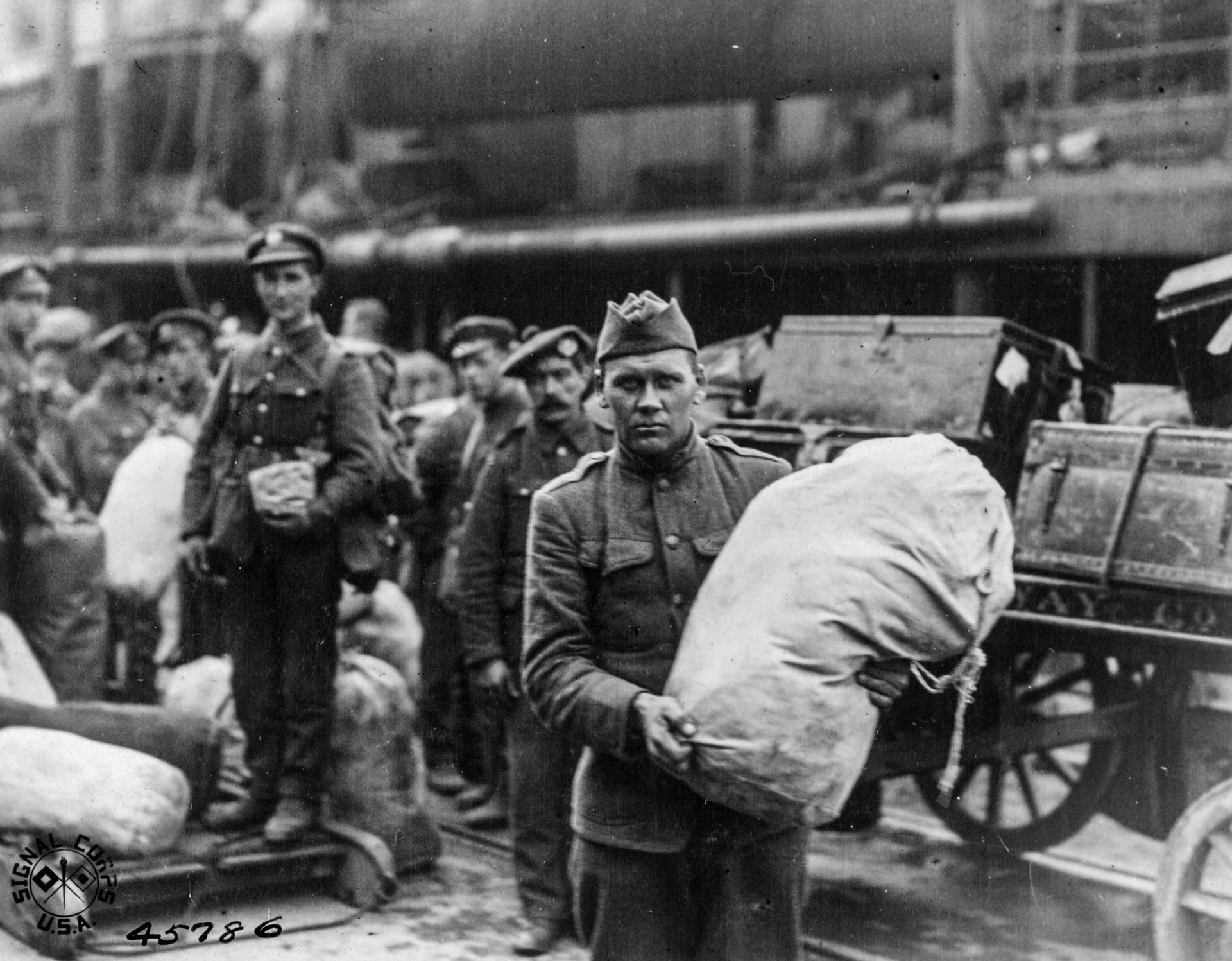 Un soldat américain pendant le chargement des fournitures sur un navire à destination de la Russie soviétique en 1918