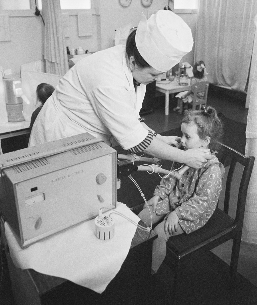 Fizioterapevtka se ukvarja z otrokom iz vrtca, ki ga vodi Tovarna hidravličnih strojev Omskgidroprivod, 1989.
