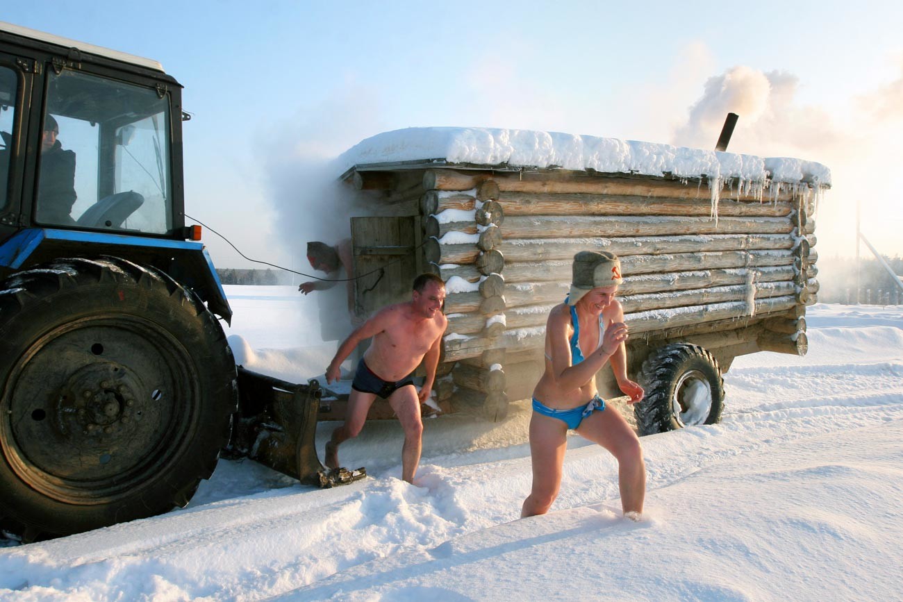 Nel villaggio di Bobrovka, 400 km a nord della città siberiana di Omsk, la gente esce di corsa da una banya mobile per tuffarsi nella neve. 27 dicembre 2009