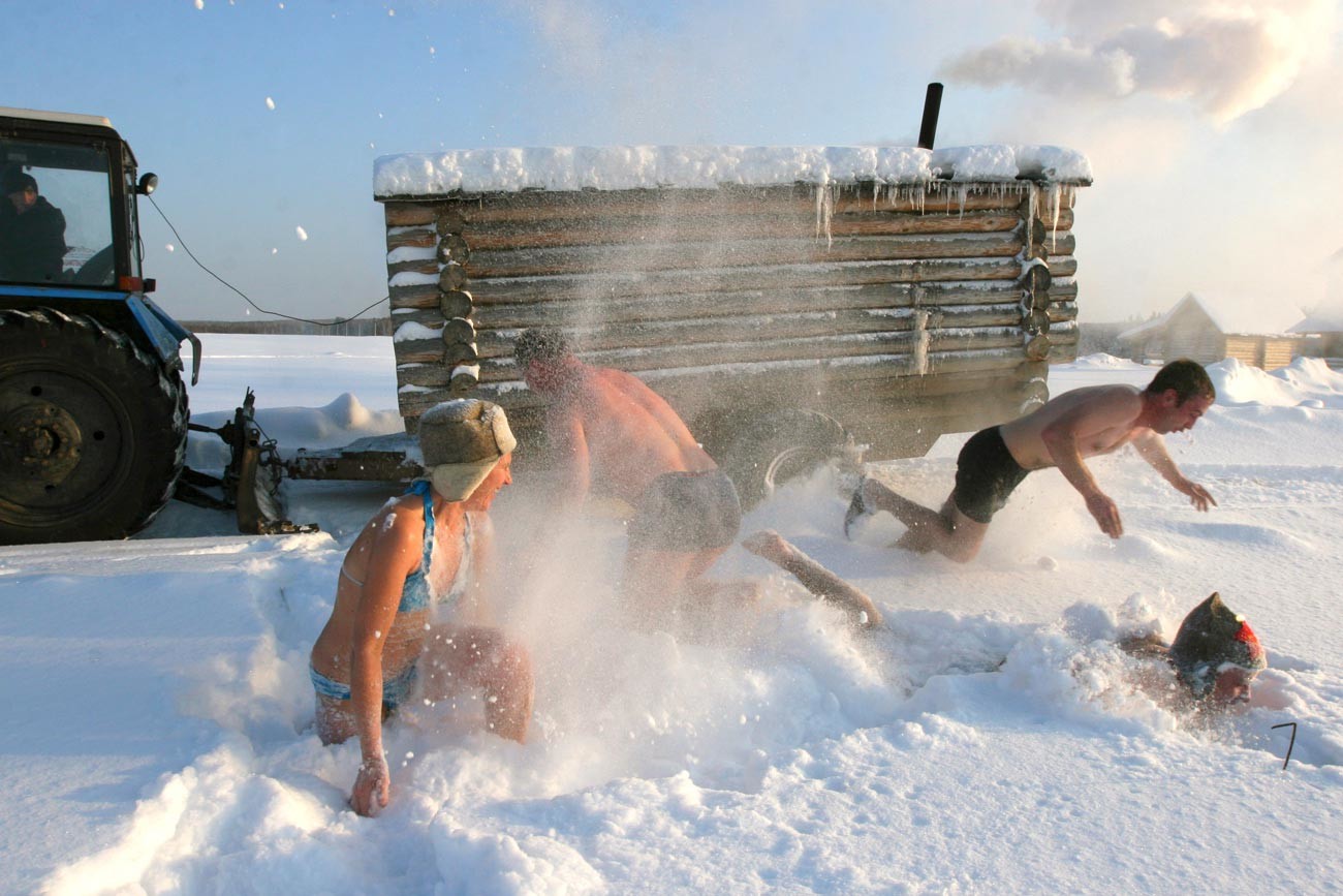Ragazzi giocano sulla neve fuori dalla banya mobile nel villaggio di Bobrovka, a 400 km da Omsk. 27 dicembre 2009