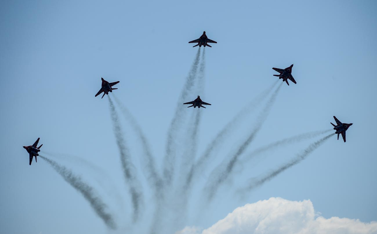 Unique aerobatic tricks performed by Russian Knights and Swifts teams ...