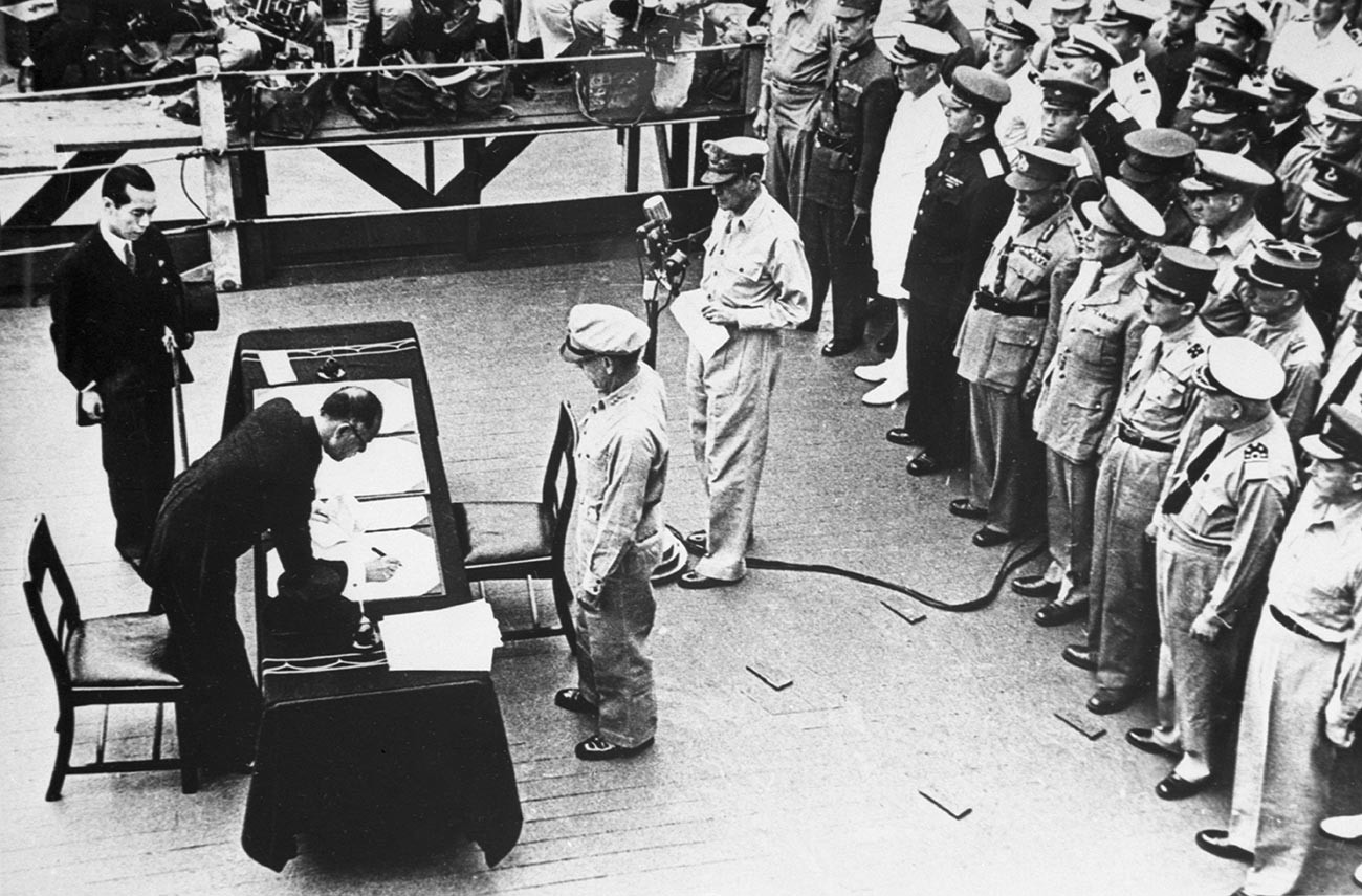 Signing of the Japanese surrender document aboard the U.S.S. 