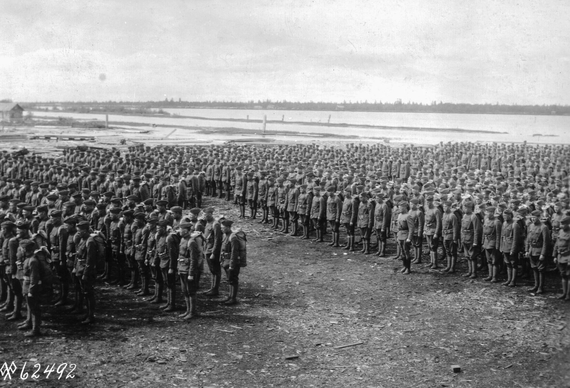 US-Truppen stellen sich zur Inspektion auf, bevor sie Russland im Juni 1919 verlassen.