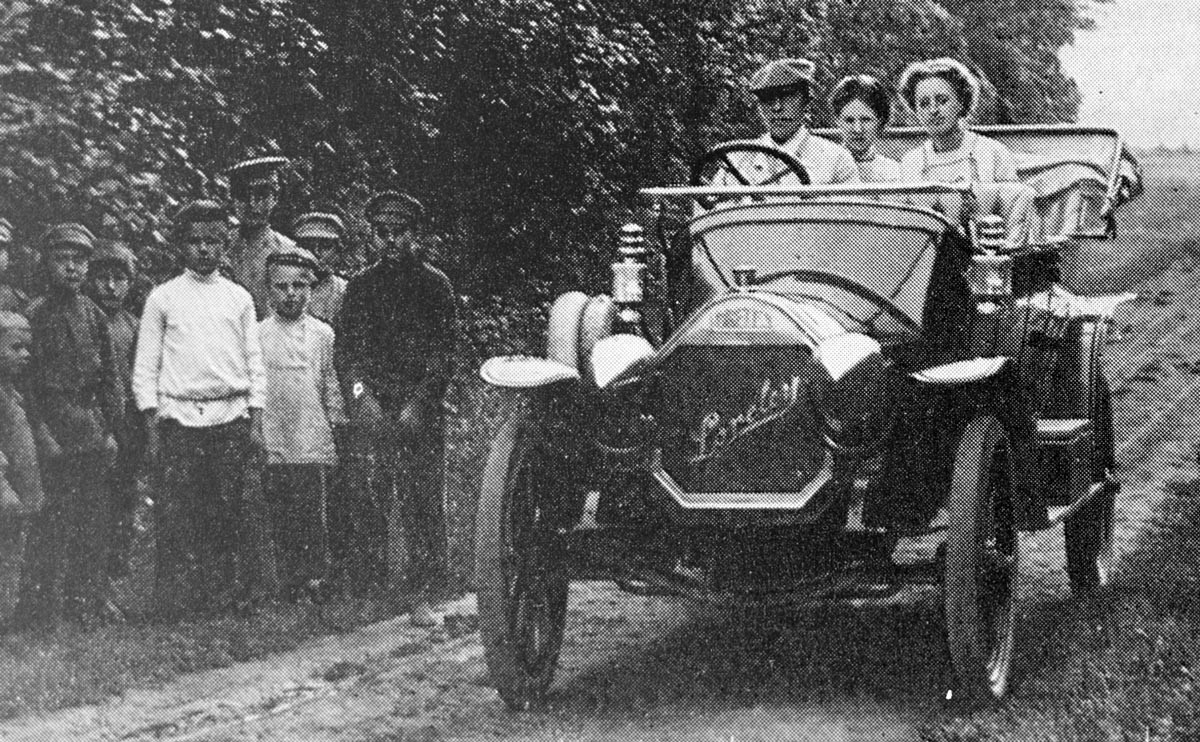 Sergei Rachmaninoff and his relatives in the Tambov region in 1912.