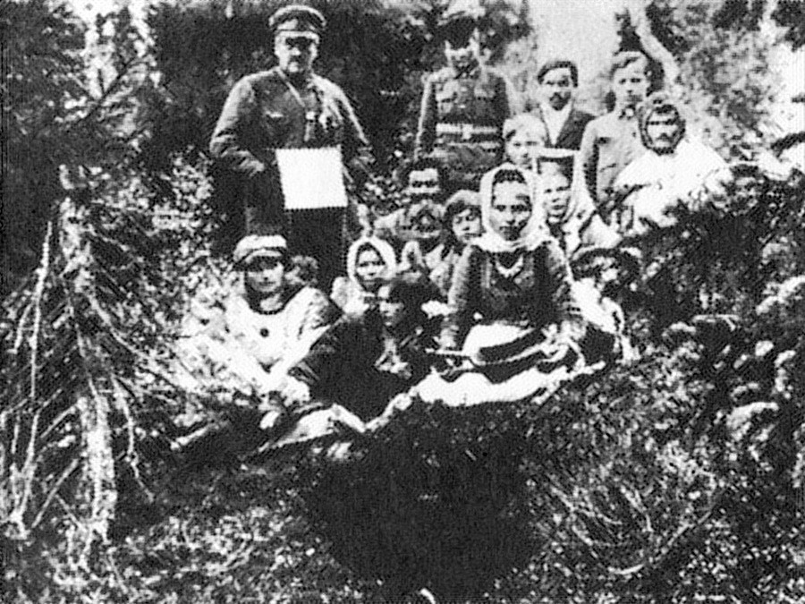 O esotérico Bartchenko (canto superior esquerdo) com a expedição na caverna subterrânea 