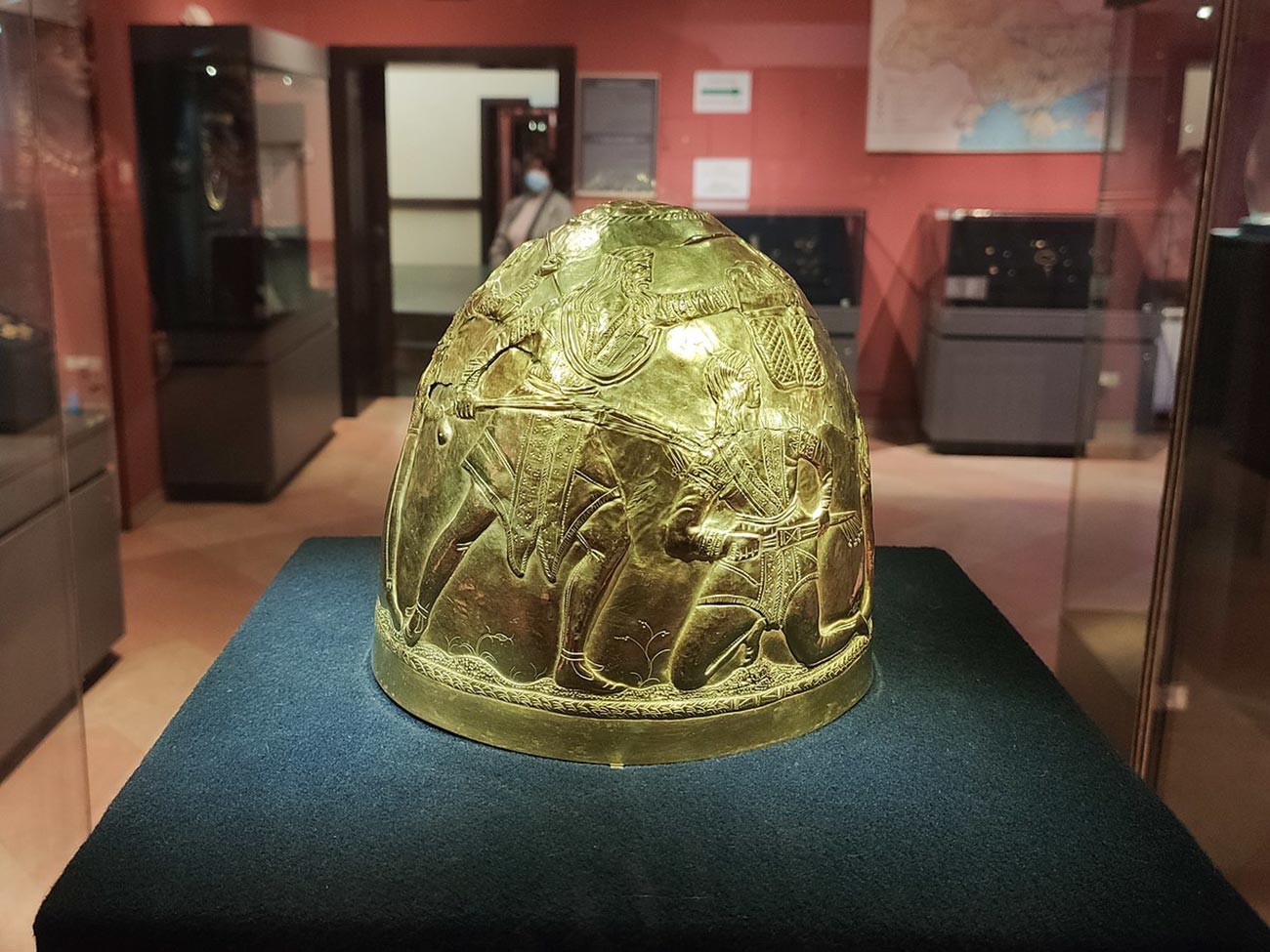 Elmo dourado cerimonial de governante cita do século 4 a.C. Encontrado em 1988 perto da vila de Zrubne, região de Donetsk, na atual Ucrânia. Exposição do Museu de Tesouros Históricos da Ucrânia