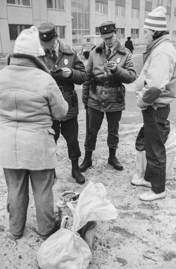 1991 Mitglieder der Einheit bei der Festnahme von Dieben.