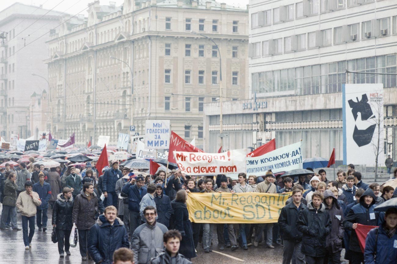USSR. Moscow. October 25, 1986. Rally participants heading to the Olympic Sports Complex.