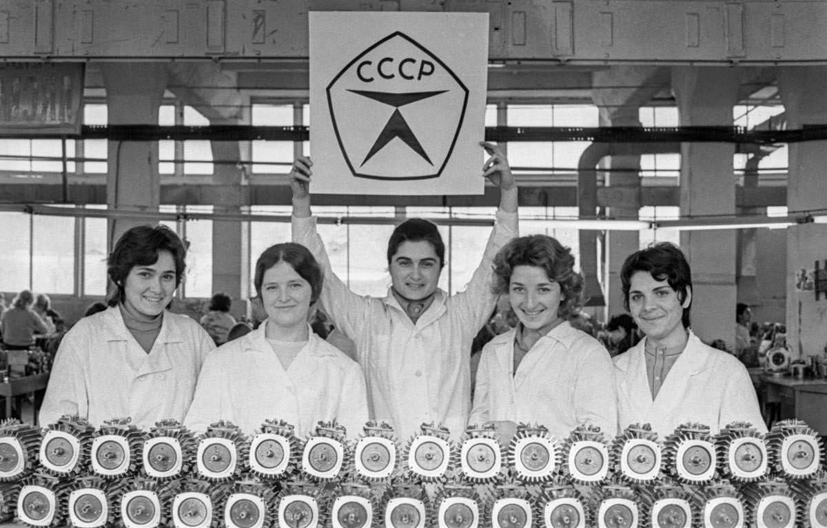Em fábrica da Geórgia, funcionárias do mês com símbolo do controle de qualidade. Tbilisi, 1976.