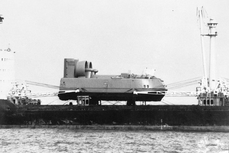 Un aerodeslizador de la clase ‘Kalmar’, siendo transportado en 1985.