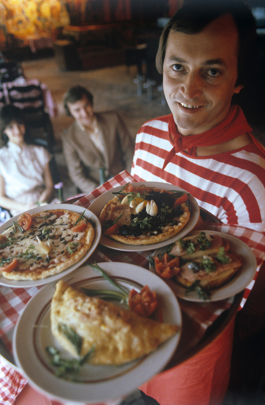 Блюда итальянской кухни, приготовленные в пиццерии на улице Горького в Москве. 1982.