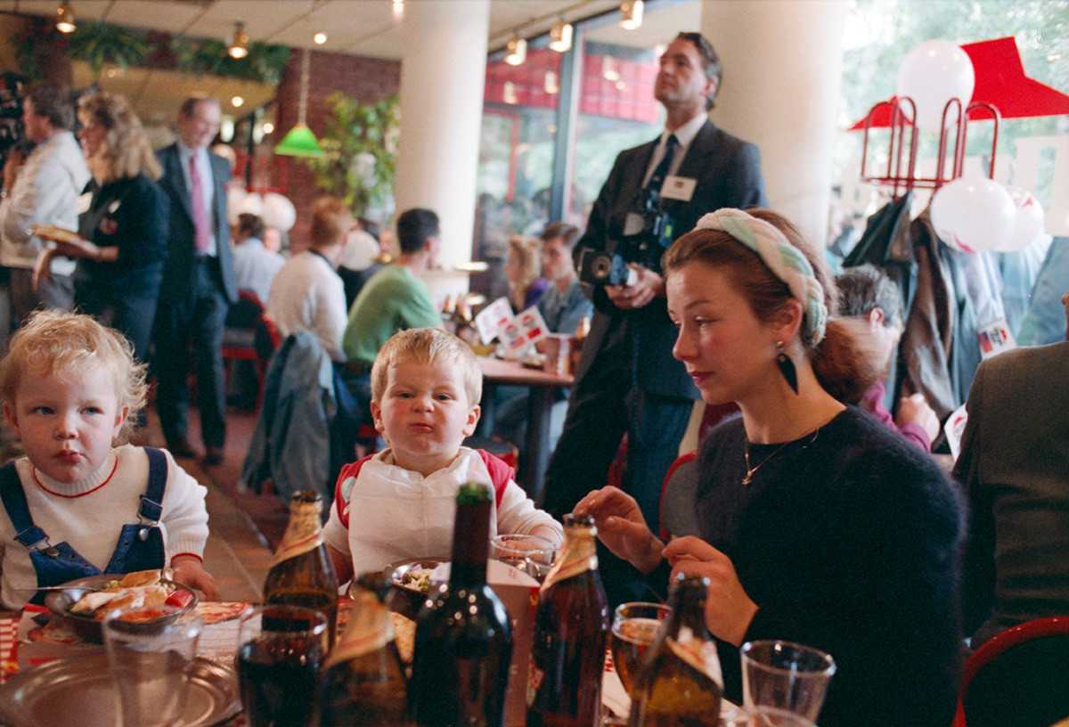 The Pizza Hut restaurant in Moscow, 1990.