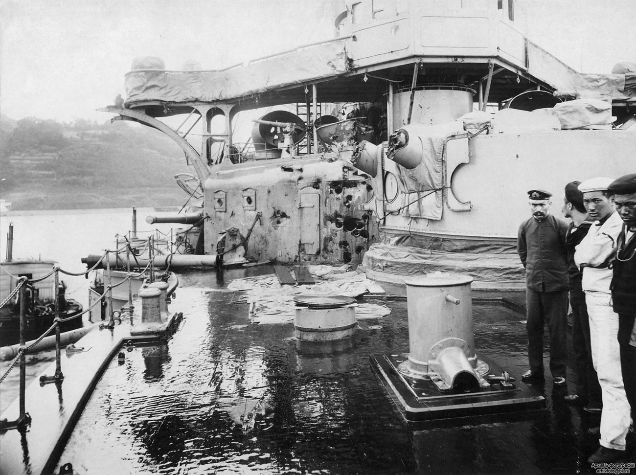 Фотографија оштећења јапанског бојног брода „Ниссин“ након експлозије једног од његових топова за време битке код Цушиме у мају 1905. У експлозији је погођен будући адмирал Исороку Јамамото.
