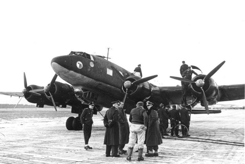 Adolf Hitlers persönliche Fw 200 Condor mit dem Abzeichen der Fliegerstaffel des Führers auf der Nase.