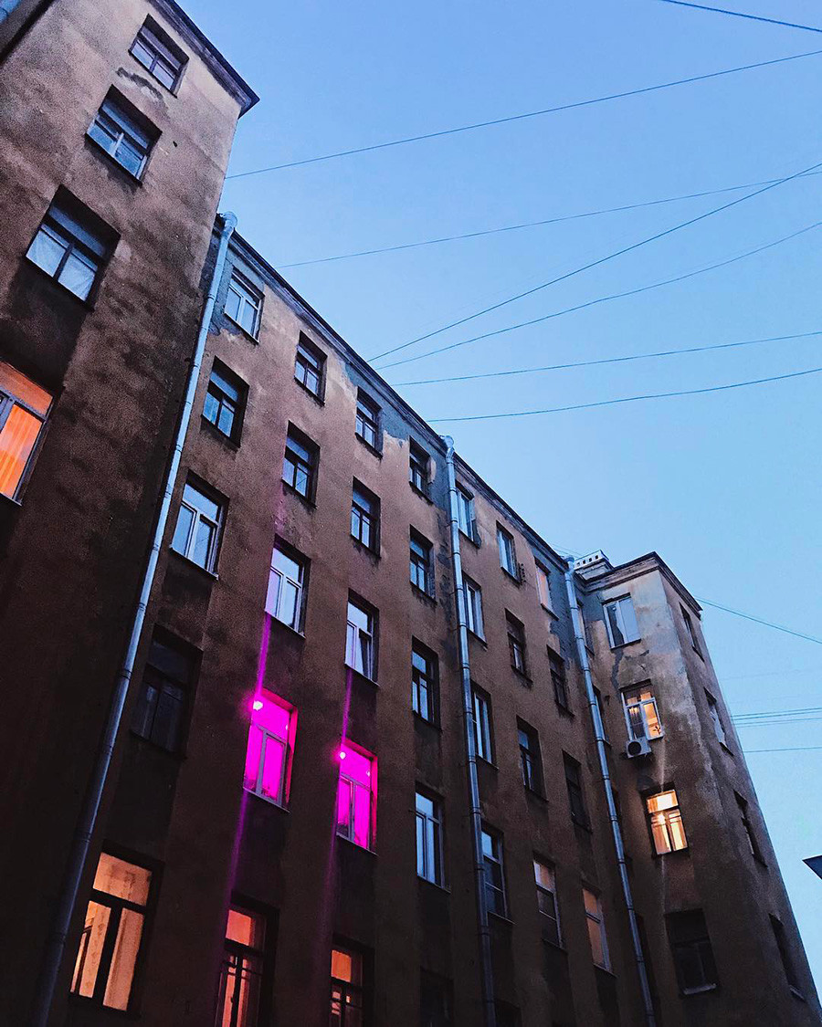 Why do Russian apartment blocks have SO MANY pink windows? (PHOTOS)